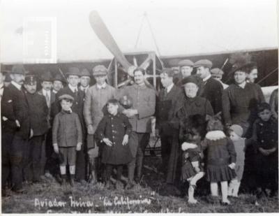 Piloto Virgilio Mira con su avión en la quinta //La California//, de los hermanos Newbery