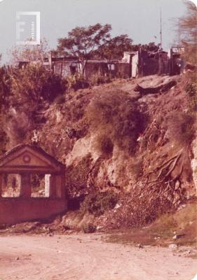 Villa Pulmón. Abajo, ruinas de la Casa de Bombas de las antiguas Aguas Corrientes