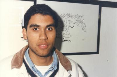 Roberto Salinas en exposición junto a sus obras