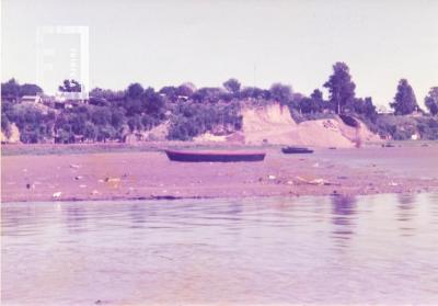 Avenida Costanera. Desde la punta de Avda. Alberdi junto al río, hacia la construcción de la costanera