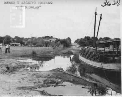 Zanja de Doña Melchora, hacia el sudoeste (al centro Avda. J. B. Alberdi)