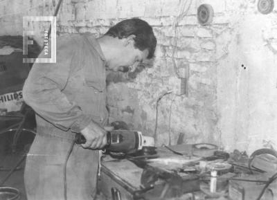 Manuel Ozan, armero artesano, trabajando