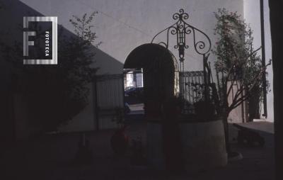 Casa del Acuerdo, patio, hacia la calle