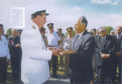 Aniversario Primer Combate Naval. Representante de la Armada entrega al Intendente de San Nicolás el Sable de Abordaje de Azopardo