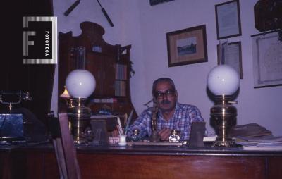 Estancia La Esperanza, Conesa. Dr. Jorge Insaurralde en su escritorio