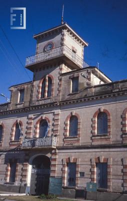 La Emilia, entrada edificio fábrica