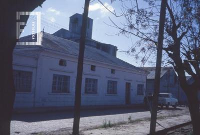 Ex Administración de Puertos, calle España. Al fondo, galpones del Puerto junto a la barranca