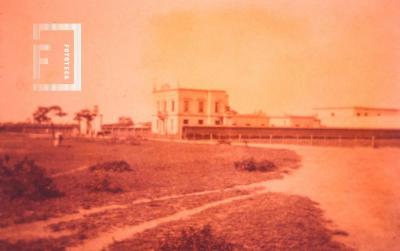 Cárcel. En primer plano, terreno donde estuvo la plaza Alsina, 1905