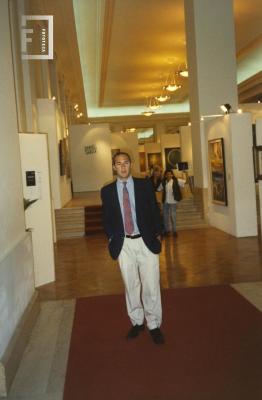 Wally Marchiano exponiendo en el Hall del Teatro Auditorium Astor Piazzola, Mar del Plata