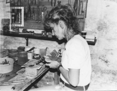 Artesana trabajando