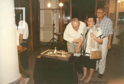 Exposición cerámicas en Teatro Municipal. Dr. Jorge Echeverría, Kiki Soboliosky y Dr. Campanella