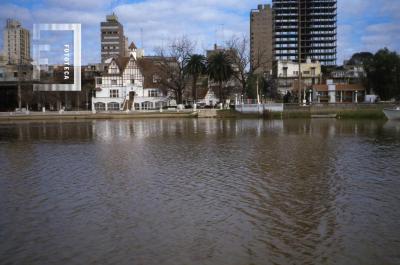 Club de Regatas y edificios desde el río
