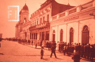 Calle Mitre desde Sarmiento hacia el río, año 1905