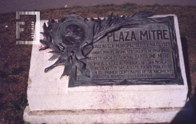 Plaza Mitre, placa