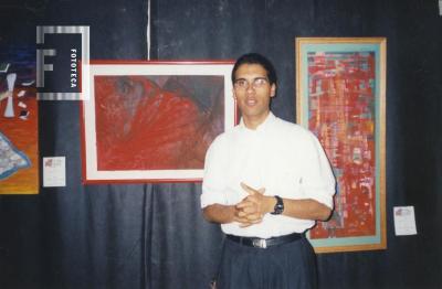 Roberto Salinas en exposición junto a sus obras