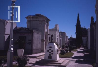 Monumento al Deportista, en el cementerio