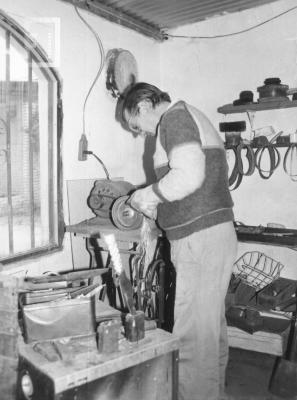Roberto Rovea, artesano fabricando cuchillos