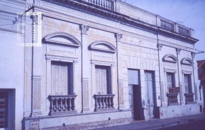 Calle Chacabuco entre Mitre y Belgrano