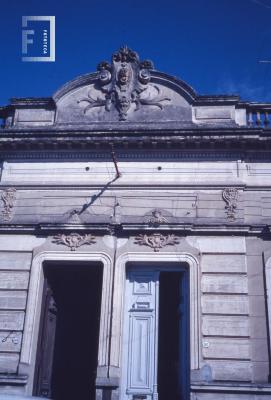 Edificio calle Alem entre Falcón y Necochea, zaguanes
