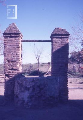 Pozo de agua, Av. Álvarez al fondo