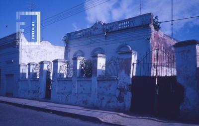 Casa frente con verja, J. B. Justo 77, entre Alem y Rivadavia