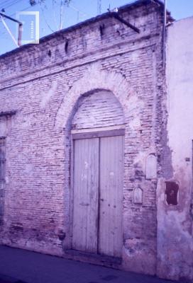 Casa de calle Pellegrini, frente a la Sociedad Francesa