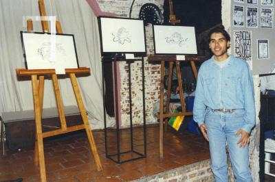 Roberto Salinas en exposición junto a sus obras