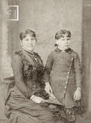 Dama y niña