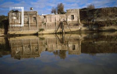 Desde el río, ruinas