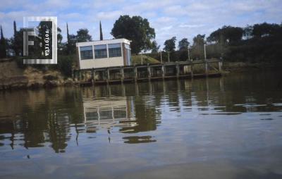 Desde el río, muelle