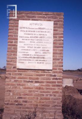 Monolito Autopista en construcción, cruce con calle Nación