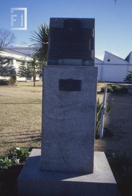 La Emilia, monolito y placa, Carlos Córdova