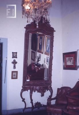 Museo Municipal. Sala Gard, espejo y consola