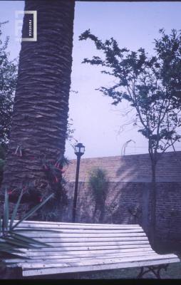 Banco en el jardín del Museo