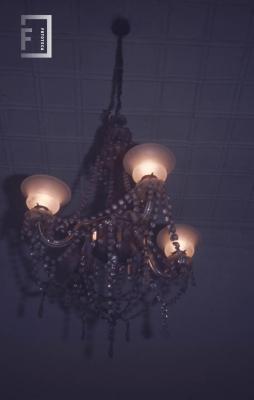 Sala Gard, araña Bacarat encendida
