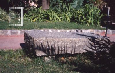 Asiento de granito en jardín Museo