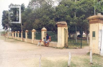 Escuela Hogar Granja. Reja y portón de entrada