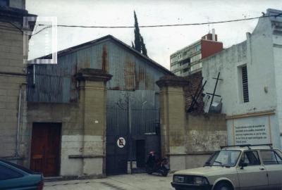 Carpintería y entrada por Maipú 22 al Teatro