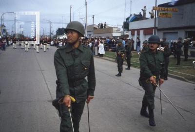 Desfile militar en Av. Alberdi