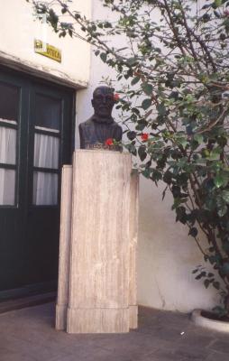 Casa del Acuerdo. Busto de Juan Pujol
