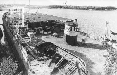 Ferry abandonado junto a Parque San Martín