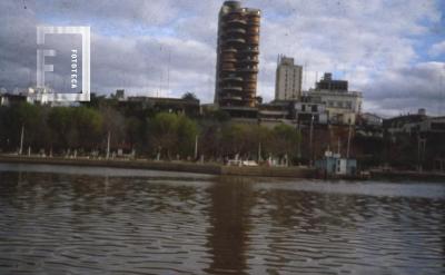 Edificios ciudad desde el río