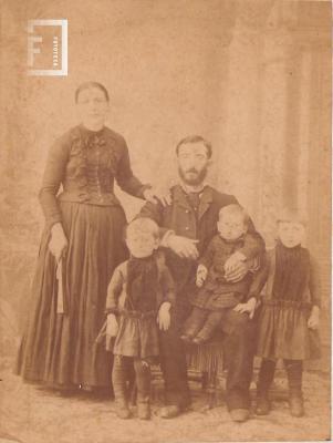 Petrona, Francisco Rossi y 3 de sus hijos (varones, a pesar de la vestimenta)