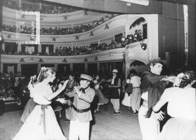 Centro Tradicionalista. Bailando Chamamé en el Teatro