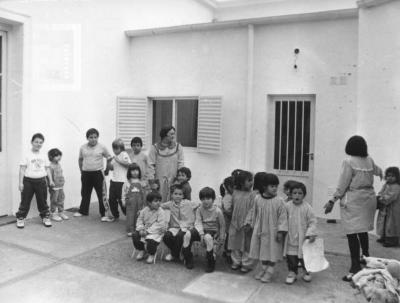 Casa del Niño, grupo de niños en patio