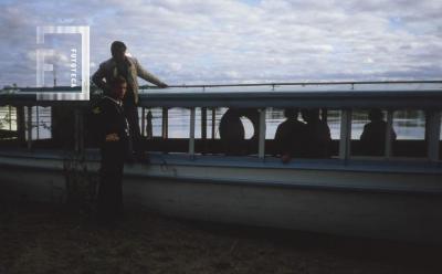 Marinero de Prefectura y otros en lanchón