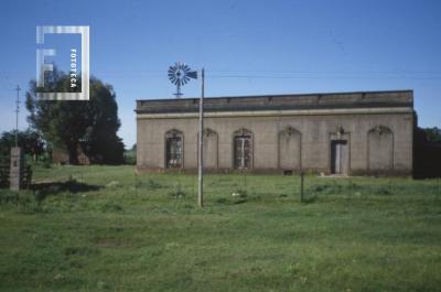 Edificio y molino sobre camino viejo a Theobald