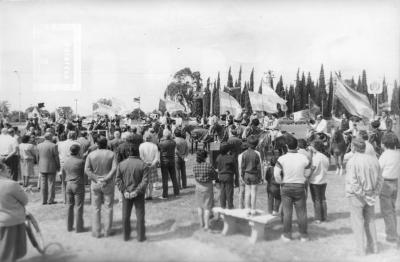 Jinetes, autoridades, miembros de agrupaciones tradicionalistas y público en el lugar donde se levantará el busto en homenaje a José Hernández