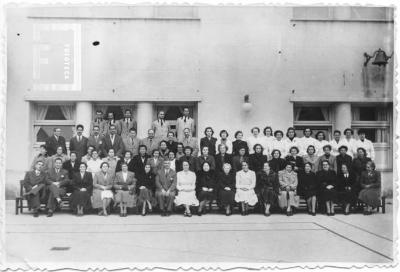 Grupo en patio Escuela Normal