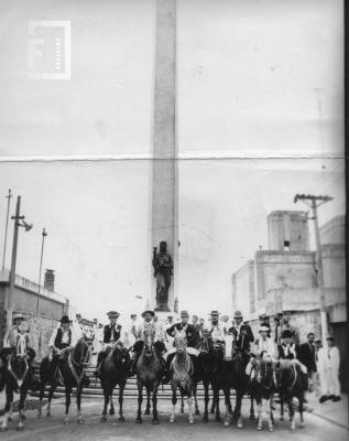 Acto tradicionalista junto al Monumento a Azopardo